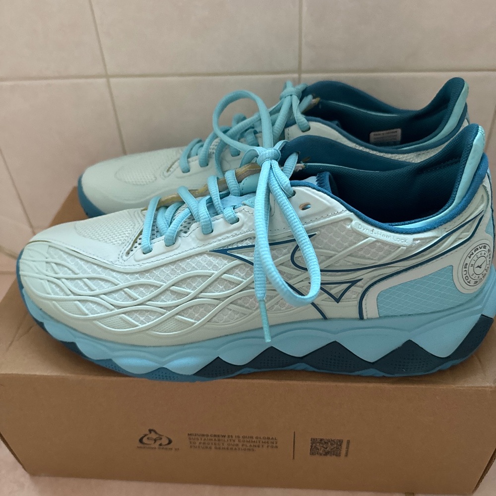 Mizuno Energy tennis shoes